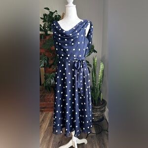 🛍️Established 1962  Polkadots dress with ties waist crinkle neck line Size 8